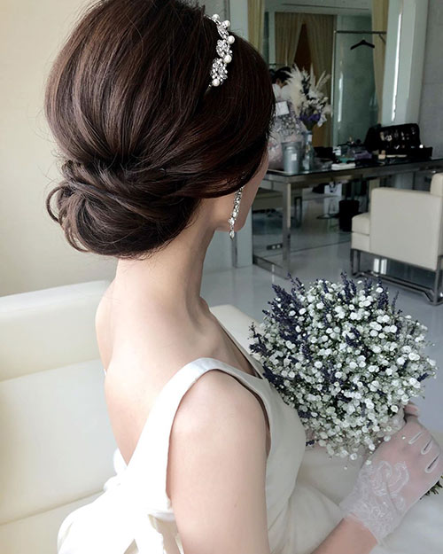 bridal hairset ブライダルドレス撮影会 ミディアムのハーフアップ 気に入って頂いたご様子がとても嬉しかったです✨撮影会はお姫様いっぱいw ブライダルモデル撮影会→@princess.bridal_ハーフアップヘアメイクヘアアレンジヘアセットブライダルヘアメイク