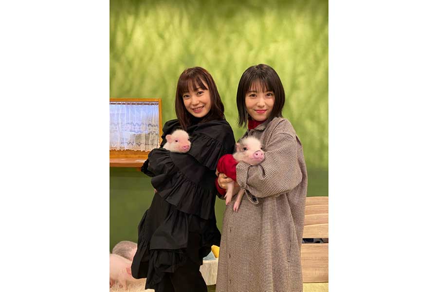 📣堺雅人 休日返上で娘とデート 菅野美穂支える“恩返し奮闘” --- 遊具スペースをところ狭しと動き回る女の子。腰かけた柵からしそうに目じりを下げて娘 を見つめているのは堺雅人 47 。楽しげに遊ぶ娘の姿を一秒でも逃すまいと、手にしたスマートフォンで熱心に動画を