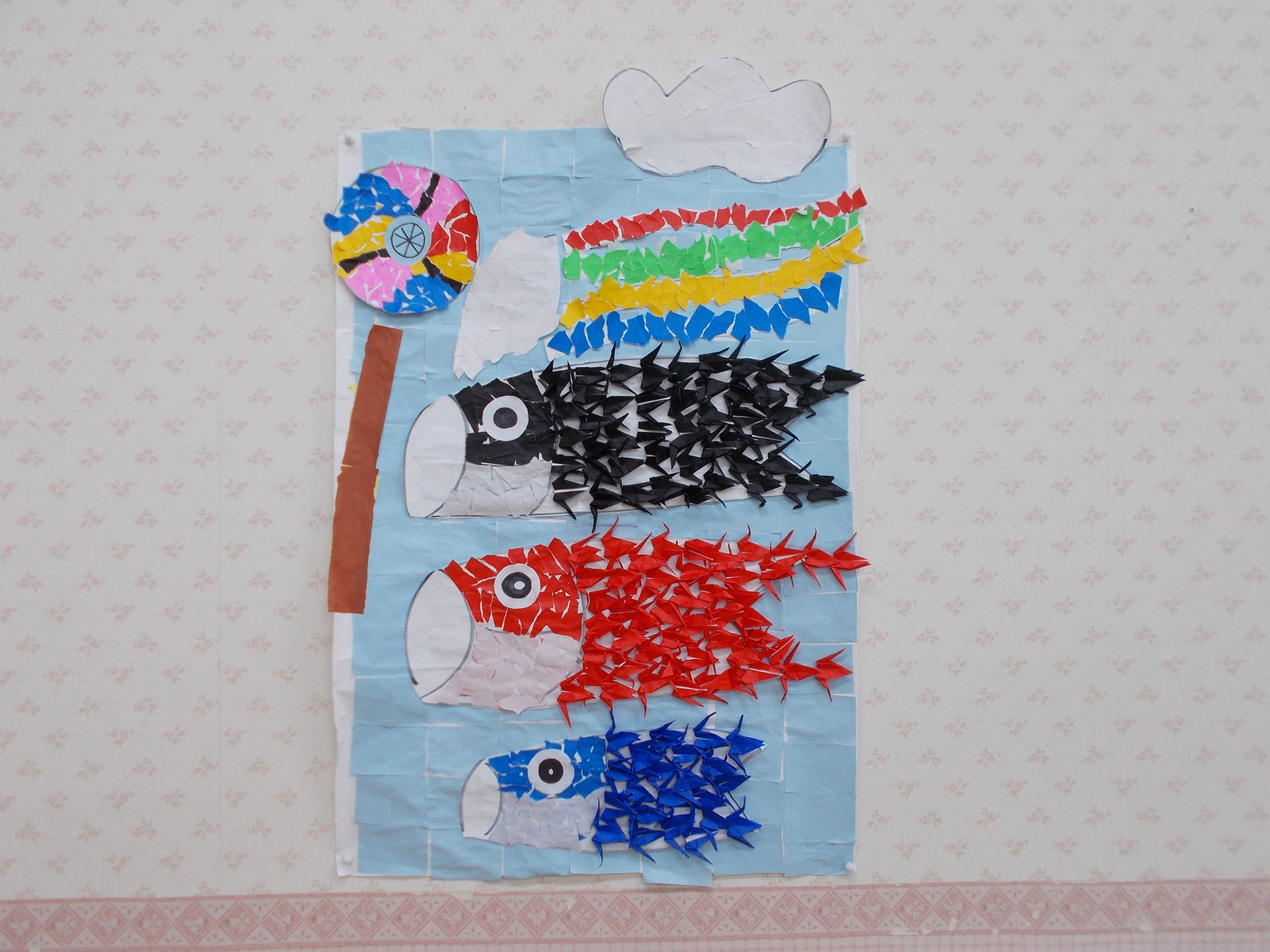 デイサービスセンター豊和で5月の壁画「こいのぼり」を制作しました！ - 医療法人豊和会