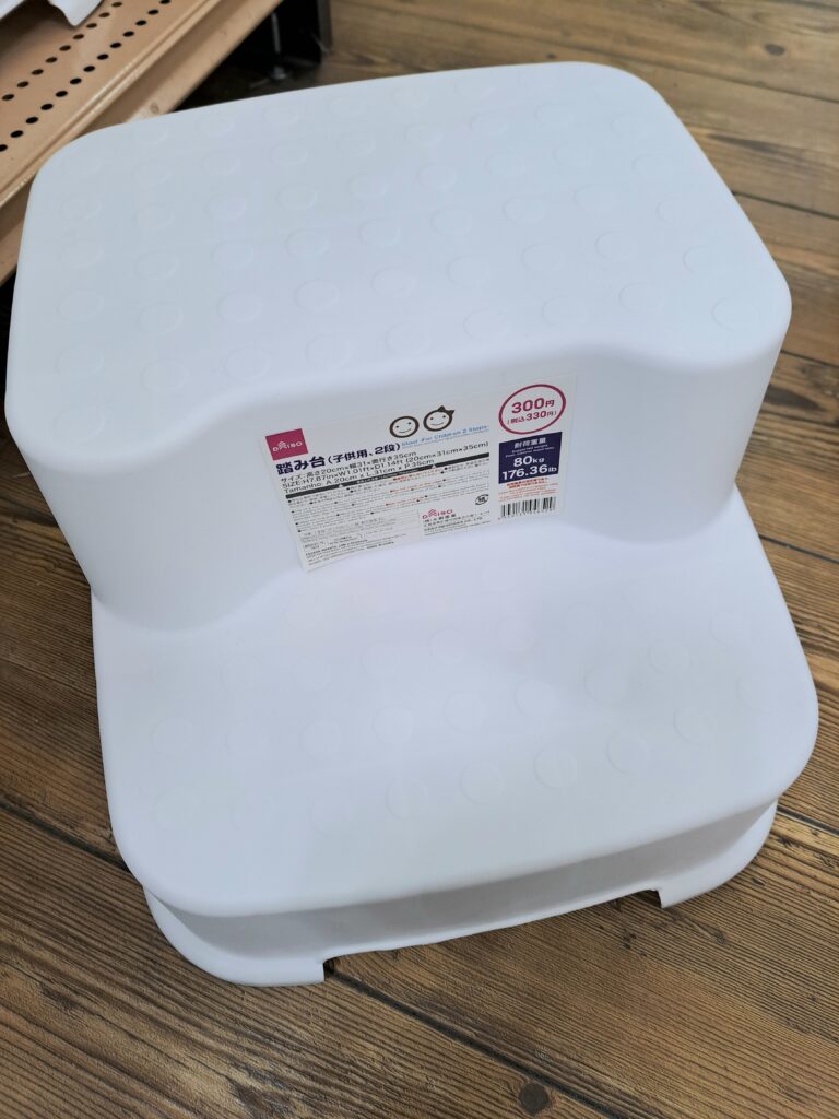 子どもの足ブラブラ対策に！ ダイソー 「折りたたみイス」 - レタスクラブ