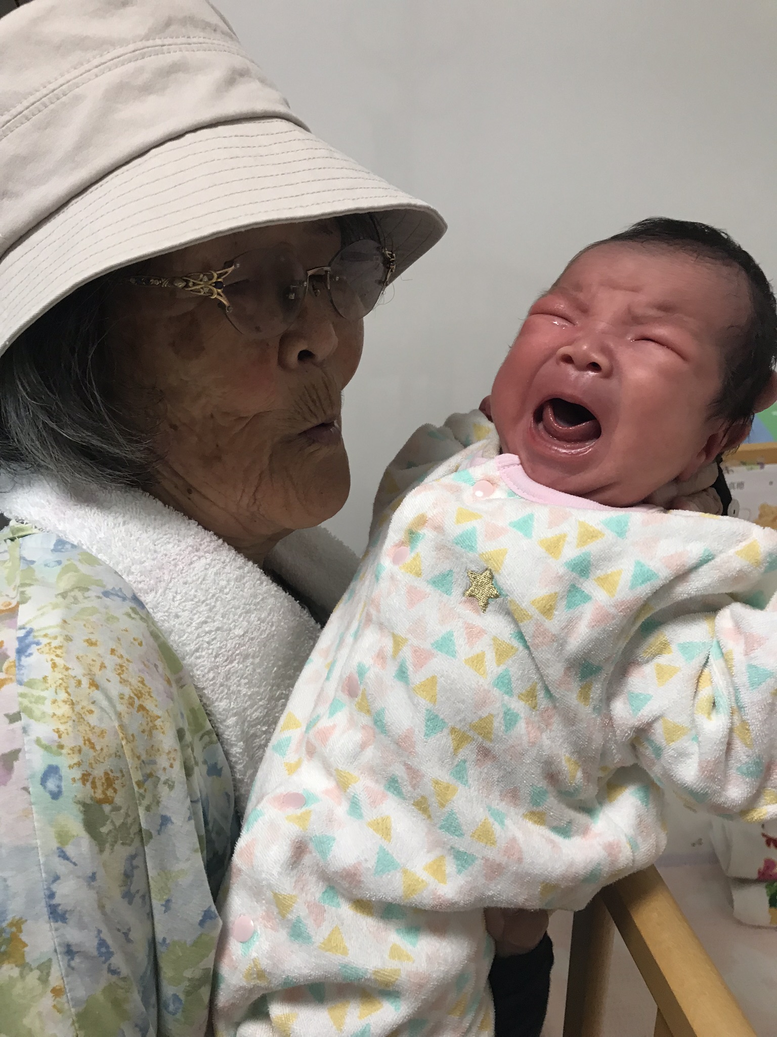 子供とおばあちゃんの鬼ごっこ 楽しいはずの１枚に１０万人が震えたワケ – grapeグレイプ