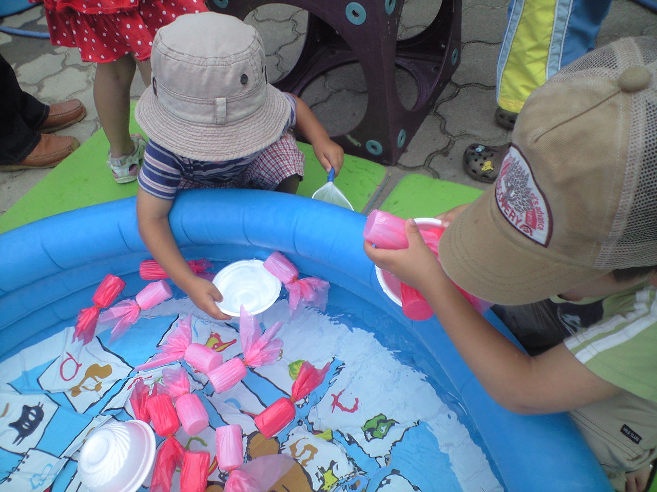 行事・製作 保育園のプール開きに！ 廃材でつくる簡単な水遊びおもちゃ3選保育士を応援する情報サイト 保育と暮らしをすこやかに ほいくらし