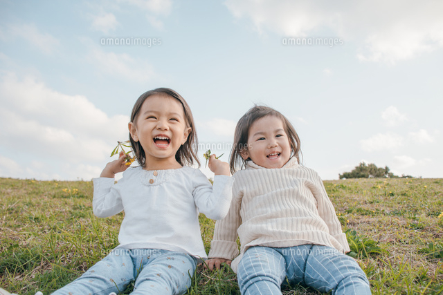 笑顔の子どもたちと虹のイラスト無料のフリー素材 イラストエイト