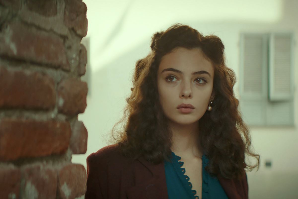 モニカ・ベルッチの娘、デヴァ・カッセル、脇の下を剃っていない? 🤢😬 うそでしょ!❔デバといえば、通常、私たちは驚くべき美しさをイメージしますが、現実は時々あなたを驚かせるかもしれません! 😱😤モデルはコメントで見ることができる生のノーグラムの写真の