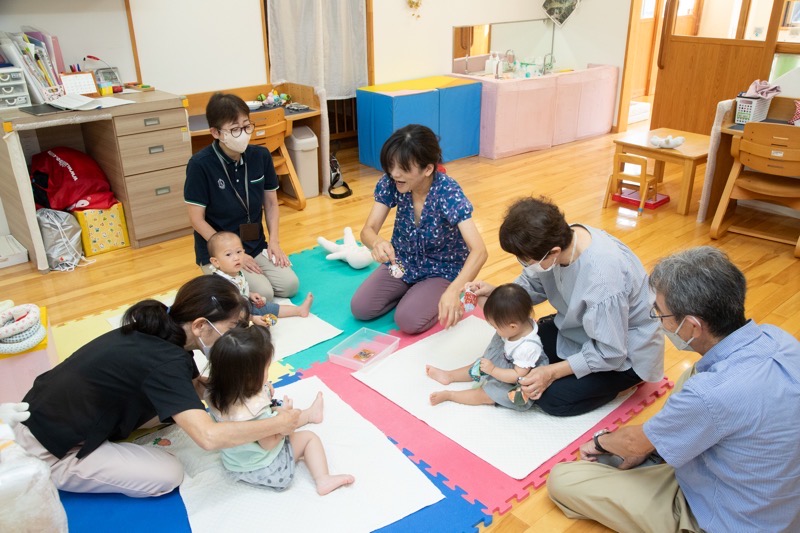 祖父母参観日〜,大好きなおじいちゃん・おばあちゃんを招いて一緒に遊びました😁ふれあい遊び、製作活動をしましたが、みんながとっても笑顔たくさんの時間となりました💓,滝の神保育園 ,保育園 ,鹿児島市 ,吉野町 ,祖父母参観 ,祖父母に感謝