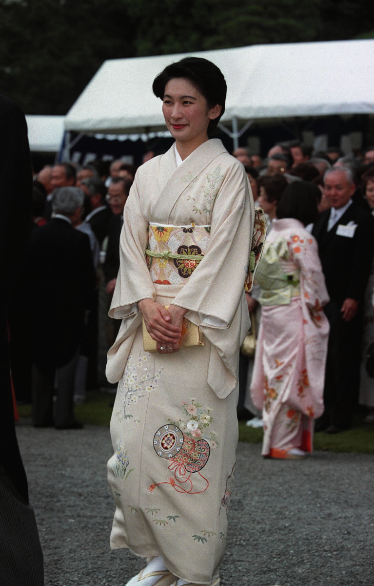 春の園遊会 雅子さまの優雅さ、愛子さまの清楚さ。園遊会での美しい和装姿を振り返る雅子さま「日々のつれづれ」mi-mollet ミモレ明日の私へ、小さな一歩！ 1 2