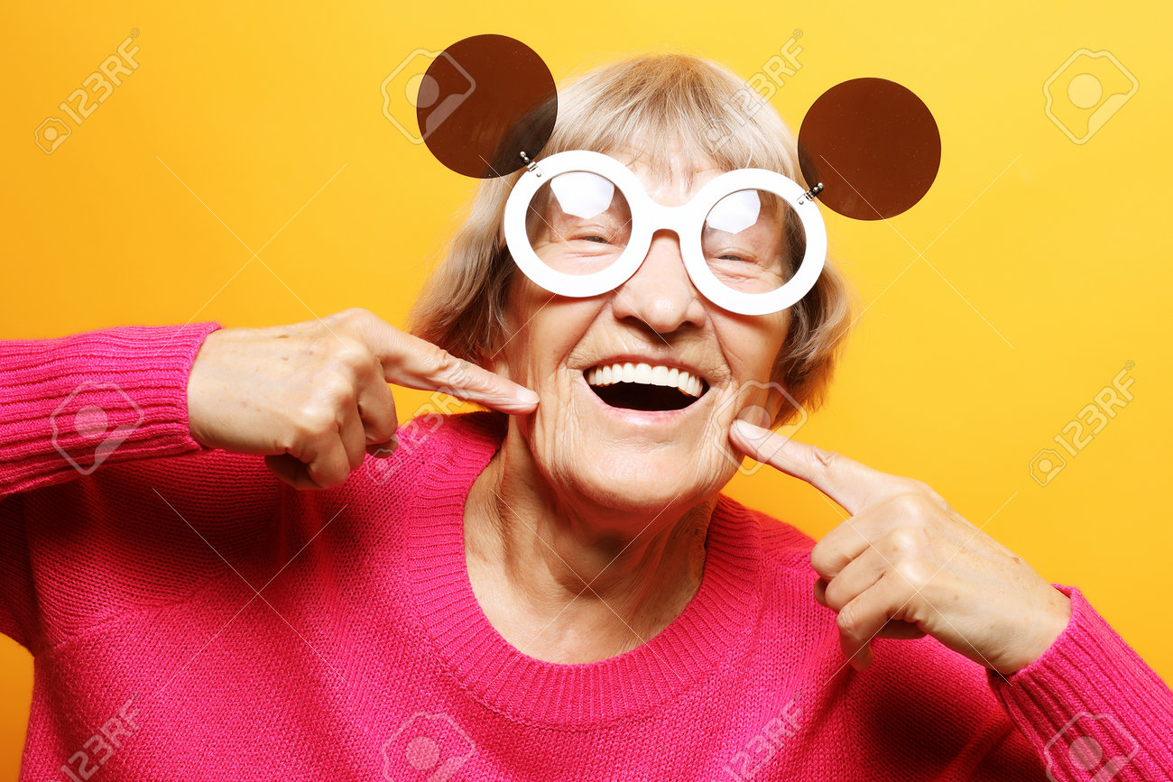 92歳の写真家“自撮りおばあちゃん”西本喜美子さん、YouTubeでも人気！おとなの住む旅