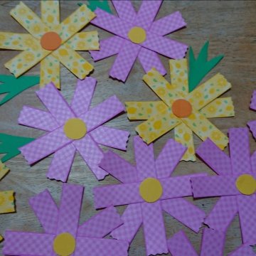 1歳児の製作の様子です🎨✨ トイレットペーパーの芯をコスモスに 見立てて絵の具をつけて 画用紙にペタン！ペタン！と スタンプをしました🥰 可愛い コスモスがたくさんできましたよ🤗💞グリーンストック保育園 グリーンストック株式会社 三重県 鈴鹿市 西条 小規模