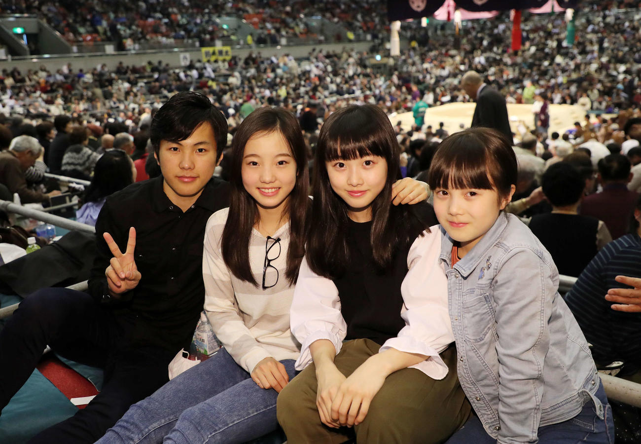 本田真凜・望結・紗来 三姉妹が2025年の抱負を発表！ COVER BEAUTY 美容メディアVOCE ヴォーチェ