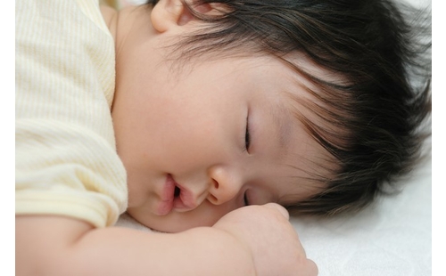 寝かしつけのベテラン!保育士さんに教わる寝かしつけのコツ - YouTube