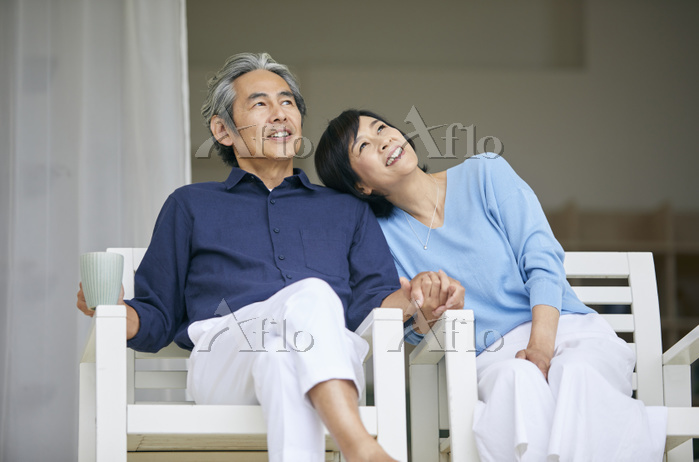 人物イラスト 50〜60歳代笑顔の中年熟年夫婦、春秋