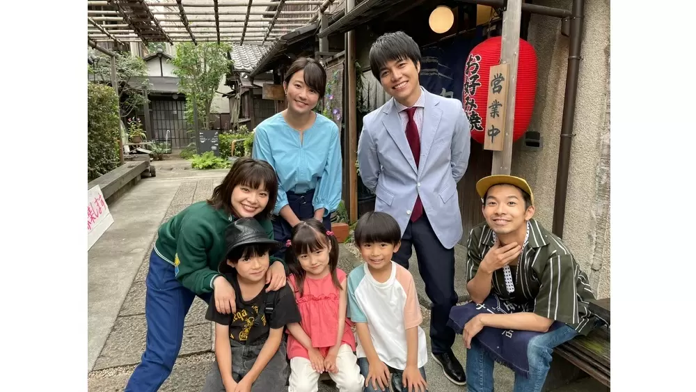 海の写真と家族のイラストを配置したビーチリゾート＆アクティビティのポスターの無料ポスターテンプレート 13571 - デザインAC