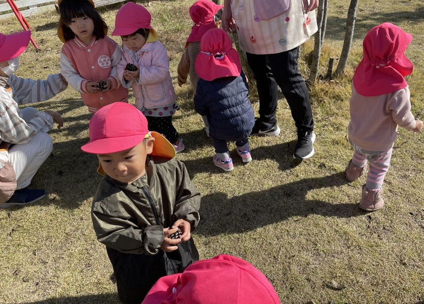 松ぼっくりを頭にのせる男の子の写真素材FYI02026118ストックフォトの Qlean Market キュリンマーケット