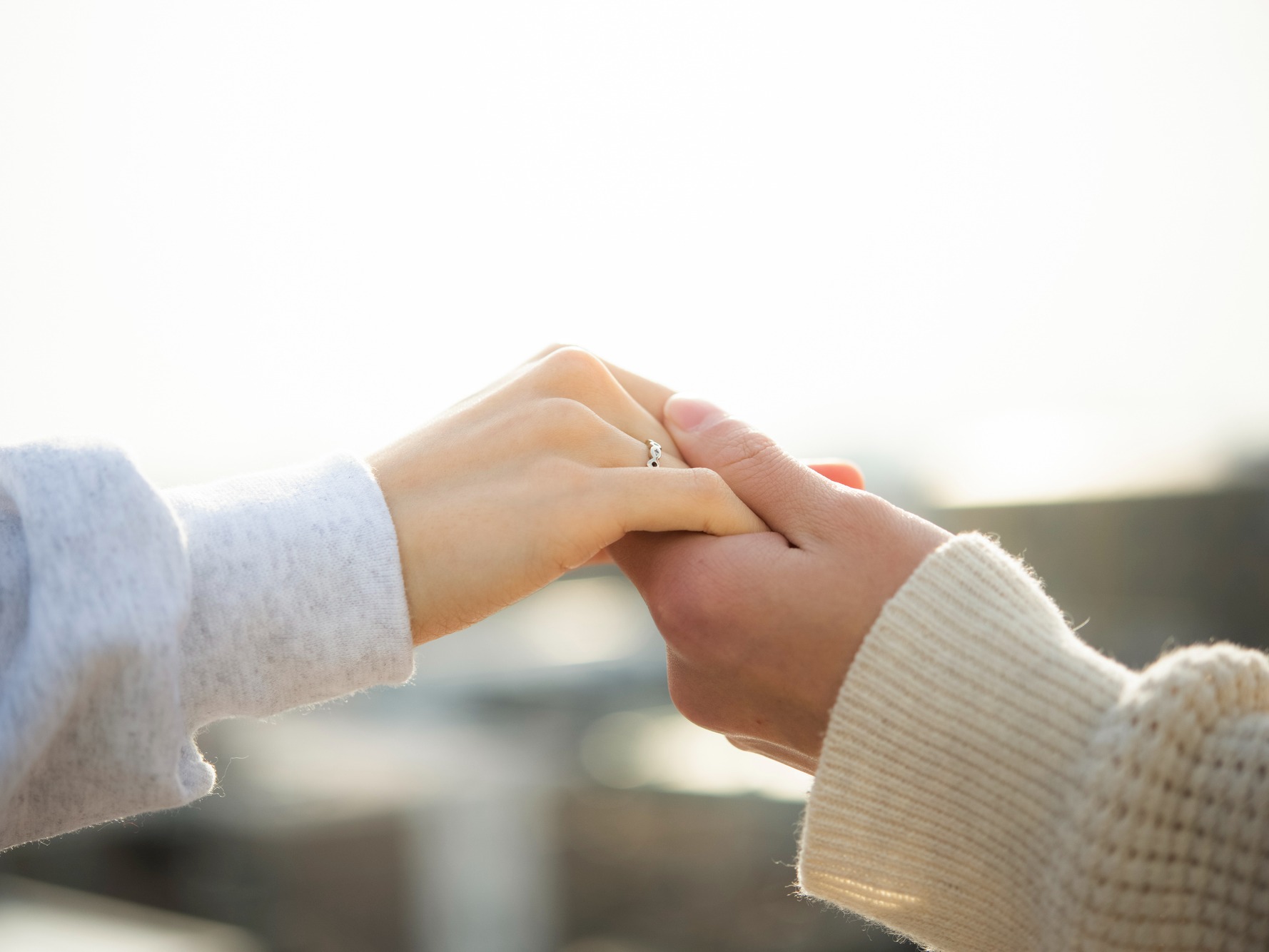 自然と手を繋ぐ7つのタイミング！効果的なテクニックとNGポイントAnny アニー