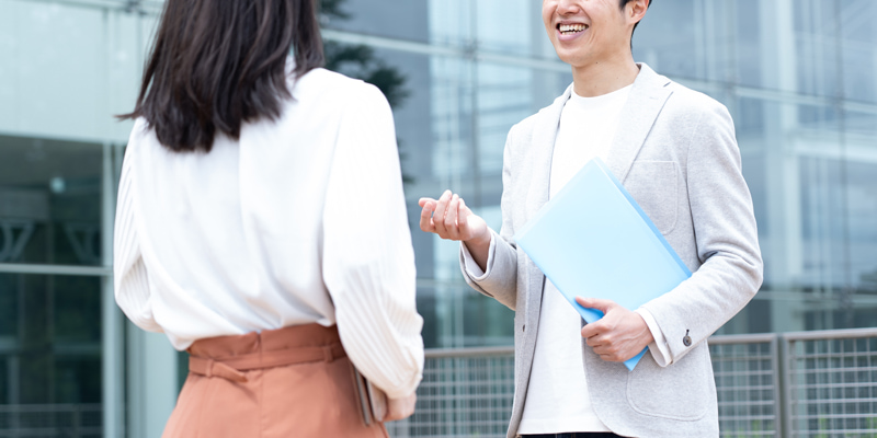 男性が“気になる女性”や“職場の好きな人”にとる態度。脈ありサイン20個を大公開！Smartlog
