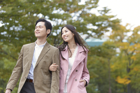 腕を組む vs 手を繋ぐ カップルはどっちが好き？自然と触れ合うやり方も紹介Smartlog