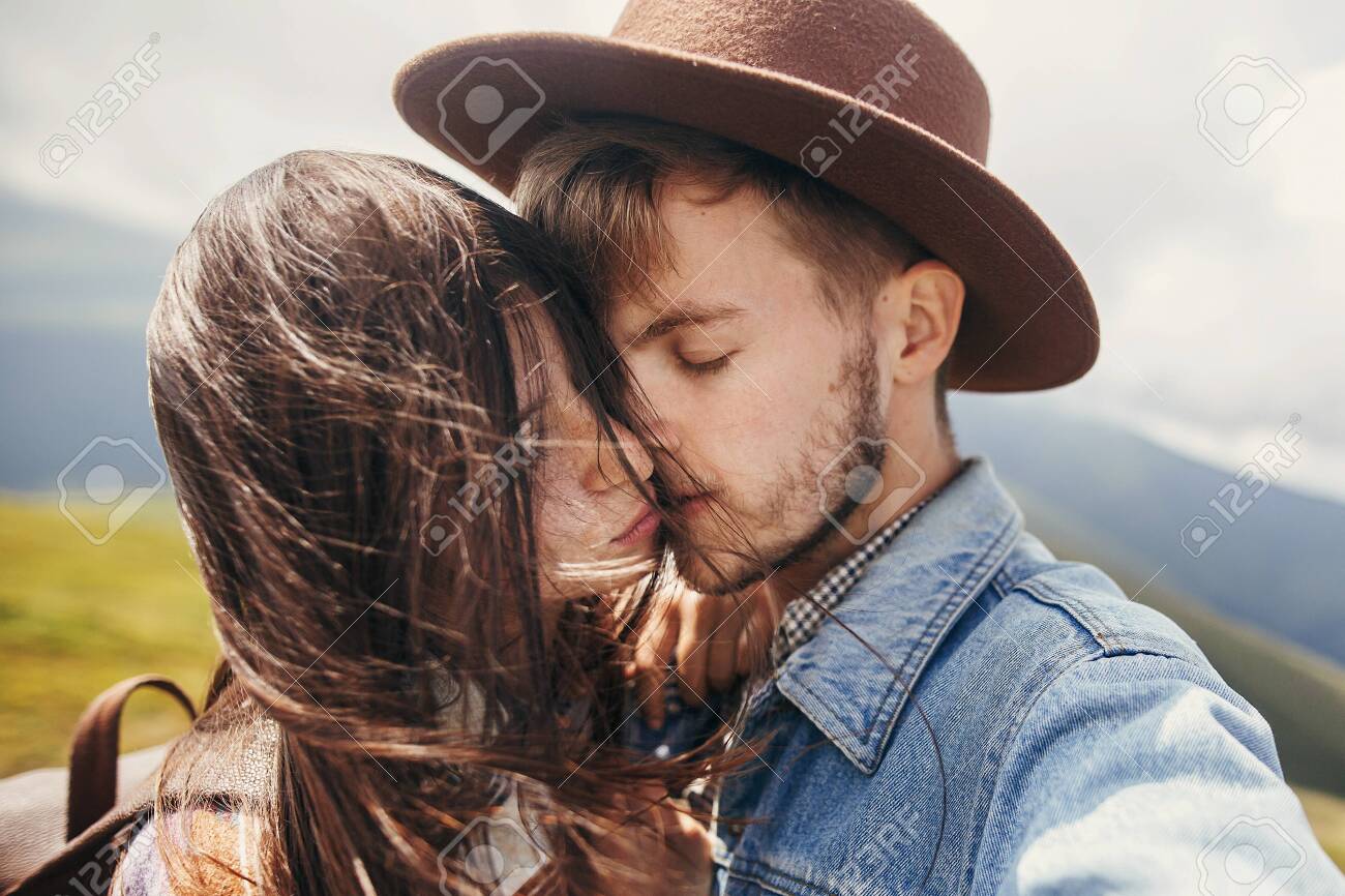 カップルの雰囲気を引き立てる写真撮影アイデアと撮り方のコツ