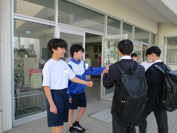 今朝は倉敷駅 にてご挨拶してから電車＆新幹線に飛び乗って国会 へ。 たくさんの激励に勇気 と元気 を頂きました🍀✨😊感謝グータッチ 今週は12 18 水 に１日２回の国会質問ダブルヘッダー なので、質問準備も大変ですが、皆様の声を国会へ届け、実現