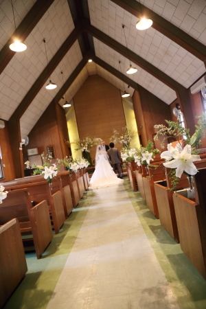 チャペル装花もおふたりらしく 貸切だからこそ叶うオリジナルウェディング .広島モノリス広島結婚式広島結婚式場モノリス花嫁ウェディング結婚式結婚式準備プレ花嫁結婚式アイデア結婚式場探し挙式会場装花会場装花コーディネート