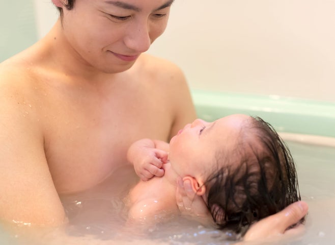 カップルのお風呂事情を調査！ 彼女とお湯に入るとき「向き合いたい」or「彼女を囲みたい」？「マイナビウーマン」