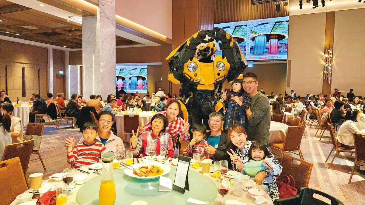 家族後ろ姿と伝統の彩りイラスト・フリー素材なら「シンテリ」