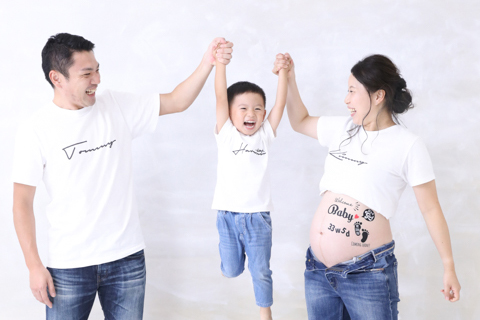 マタニティフォトの衣装はワンピース？Tシャツ・デニムもおすすめ貸切型写真館プレシュスタジオ