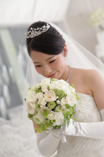 ウェディングブーケの基本！結婚式で人気の形や手配方法別の相場、ブートニアの選び方も紹介みんなのウェディングニュース