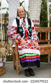 スラブ人の男性と女性の自然の中で、幸せな人々のインスピレーションを歌う。スラヴは美しい民族衣装、ドレス、刺繍のシャツを着ています。奴隷の人生を楽しむ、彼らは笑顔。4K」の動画素材 ロイヤリティフリー 1096388969Shutterstock