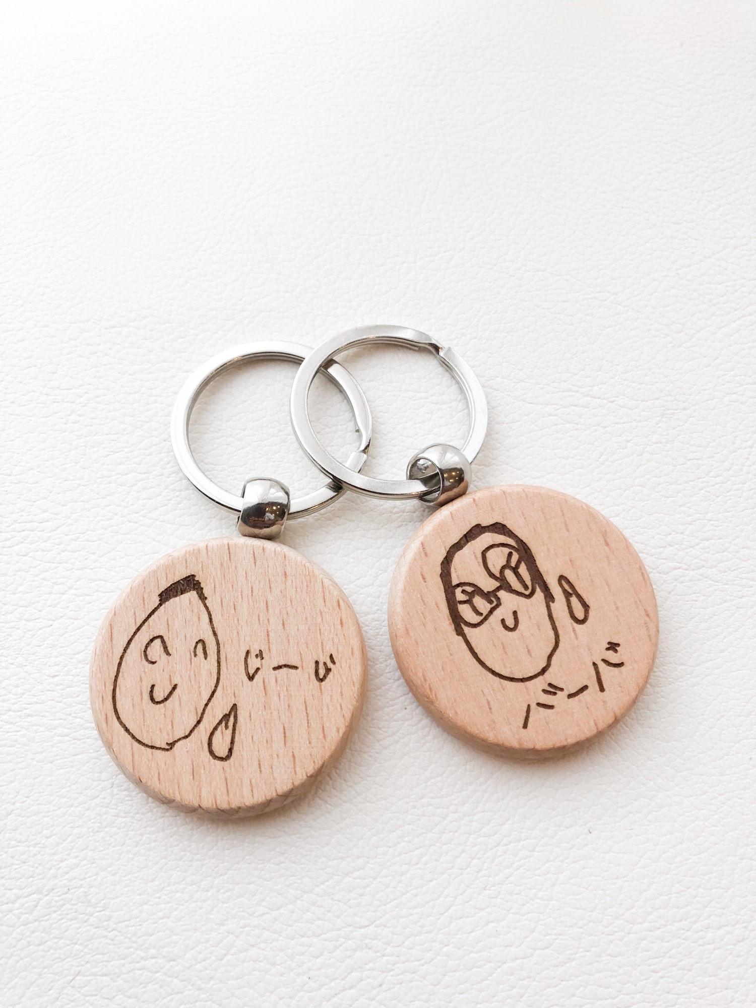 手描き 似顔絵入り レザー キーホルダー イラスト キーホルダー レザーキーホルダー 名入れ お絵かき 子どもの絵 似顔絵 子供が書いた絵 手描き敬老の日ギフト 母の日 父の日 敬老の日タオルユーユ