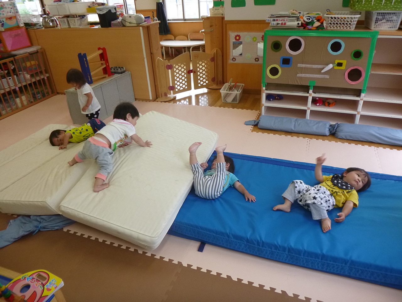 1歳児以上 新聞紙遊びブログ四恩子育て支援センターお知らせ大阪で地域福祉を展開する複合型福祉施設 児童・高齢