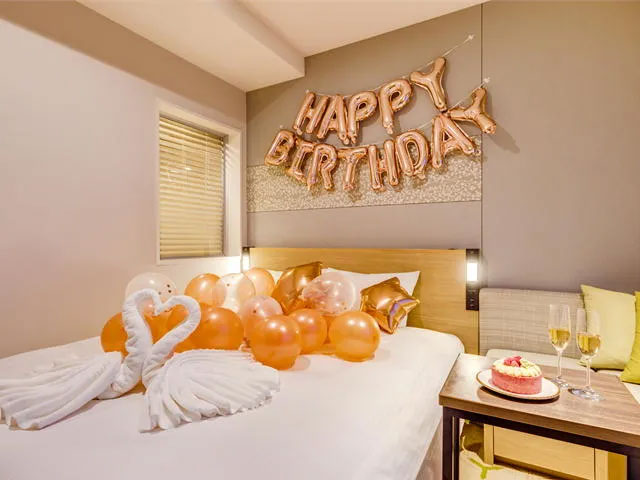 お誕生日サプライズ！ ホテルのお部屋にバルーンデコレーション💖 彼女さまから彼氏さまに向けたサプライズプレゼントです。お2人がディナーで外出中にこっそり飾り付け🎀お部屋から見える東京タワーがとっても綺麗でロマンチックです！ ブルーのグラデーションで大人っ