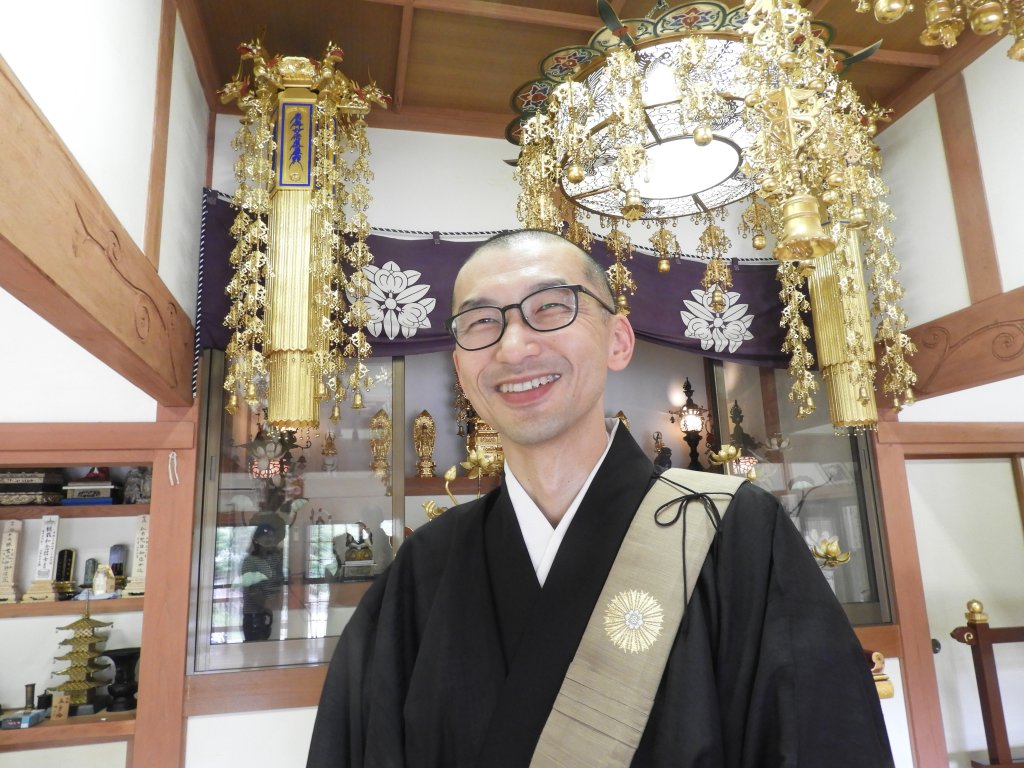 浄興寺で合同法要「酬恩会」 本殿で僧侶が読経上越妙高タウン情報