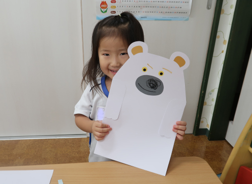 まあみ元保育士の製作アイデア@maami_seisakuidea ⁡ 「しろくまのパンツ」のしろくまくんを 足形で作りました👣 ⁡こちらも大好きな絵本です🥰 ⁡ 世界に一つだけのオリジナルパンツ🎁 ⁡ 穿くことはできませんが、とても喜ばれます💓 ⁡ ⁡全部切り貼りで作るのは大変