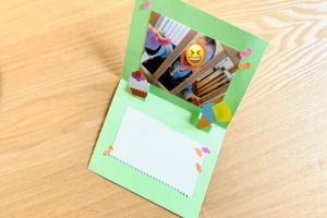 誕生日カード台紙 プレゼントPDF 保育で使える無料素材 ほいくisダウンロード