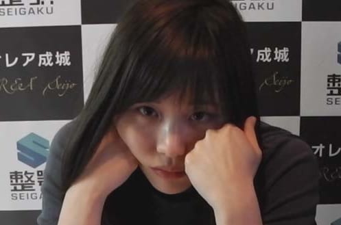 Photo Stock ほおづえをつく女性Adobe Stock