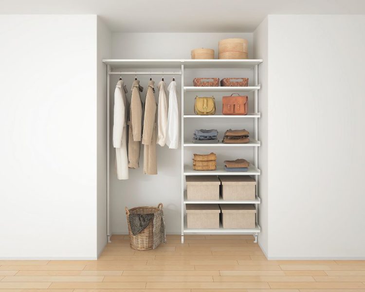 扉なしクローゼットで、使いやすさアップ✨寝室や子供部屋におすすめの扉なしクローゼット。 扉がない分、開閉の手間がなくスムーズに使えるのが魅力です。衣類や小物がすぐに取り出せるので、忙しい朝や片付けがスピーディーに。 空間も広く見え、お部屋全体が明るく