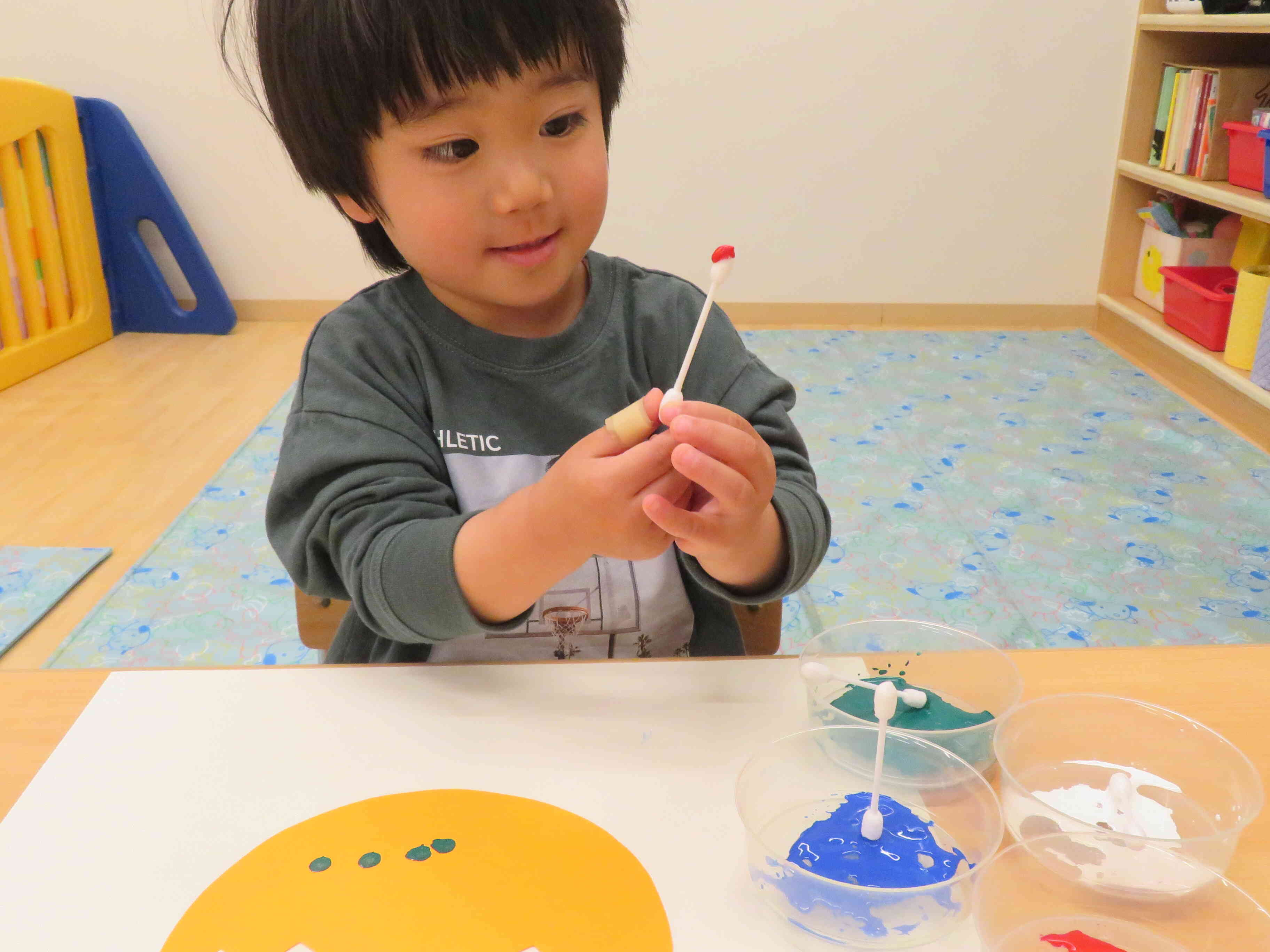 0歳〜2歳児向け製作アイデア💡, 🐤イースターエッグのスタンプ遊び🐣, 保育がもっとたのしくなるお役立ち情報を更新中⭐️,📌フォロー＆保存で見逃さずにチェック👀, 📌役に立った投稿はぜひシェアしてください😊, ★☆★☆★☆★☆★☆★☆★☆★☆,✨保育求人ラボ✨では、保育の求人を多数掲載中🎉, 専門のアドバイザーがあなたに合った保育園・幼稚園の求人をご提案！,