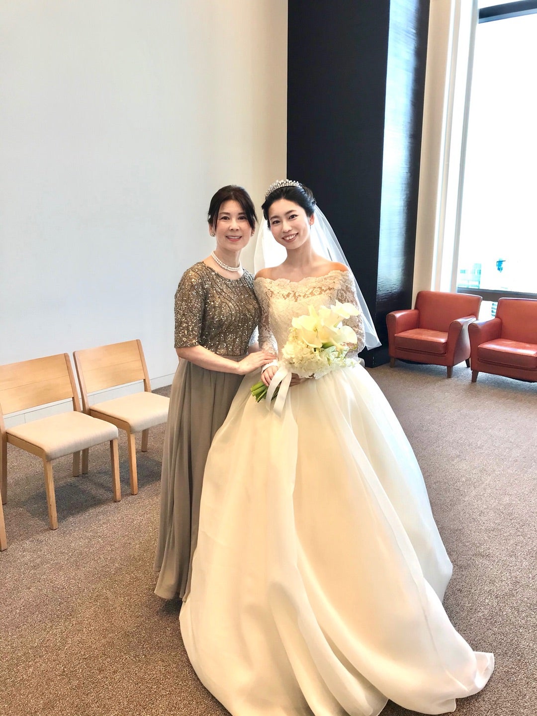 結婚式母両家の服装は合わせるべき？黒留袖とドレスの違いを理解する