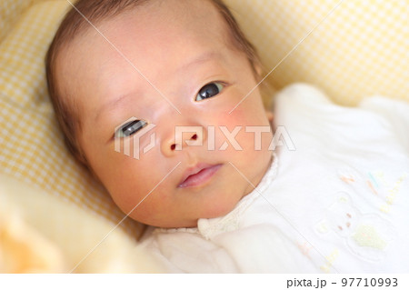 クッションに顔をうずめる２歳児 その理由に「マジで天使」「おもちゃ買ってあげたい」 – grapeグレイプ