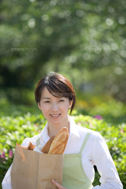 説明する主婦イラストのフリー素材イラストイメージ