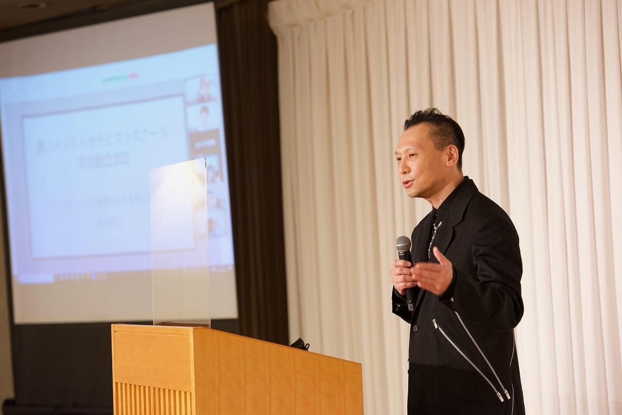 PUレザー ソファベッド 3人掛け ソファ ソファー レザー 3P 木脚 肘あり カウチソファ コーヒーソファ PCV 3人掛けソファー ローソフシャープな中にも温かみを感じる 北欧デザイン木肘レザーソファ 3人掛けの詳細ソファスタイル