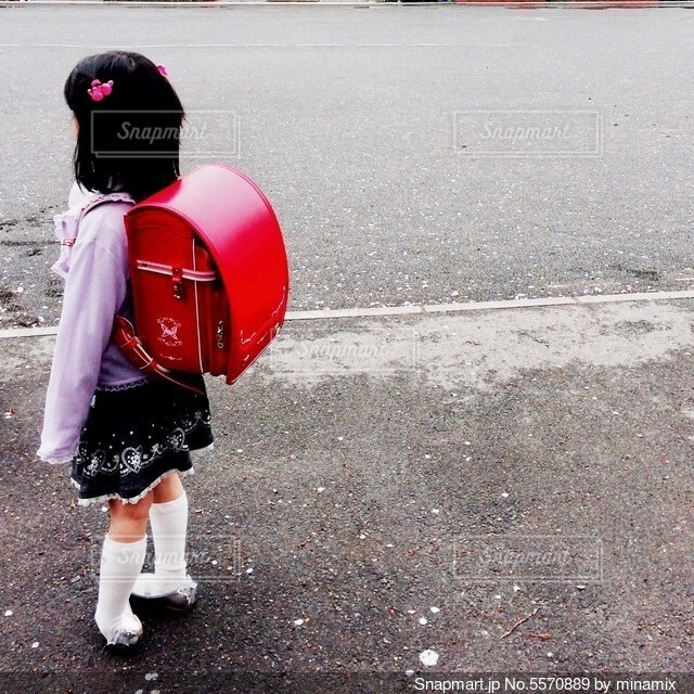 女の子 子供 小学生 後ろ姿 ランドセルの写真素材 - PIXTA