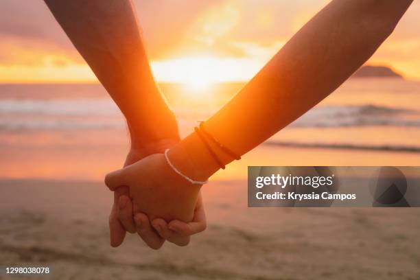 手 繋ぐ カップルの写真素材写真素材なら「写真AC」無料 フリー ダウンロードOK