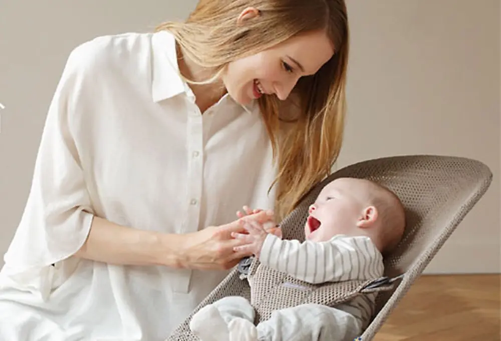 助産師監修 新生児の赤ちゃんが手足をバタバタする理由は？寝ない・泣き止まない時の対処法を紹介！はいチーズ！クリップ