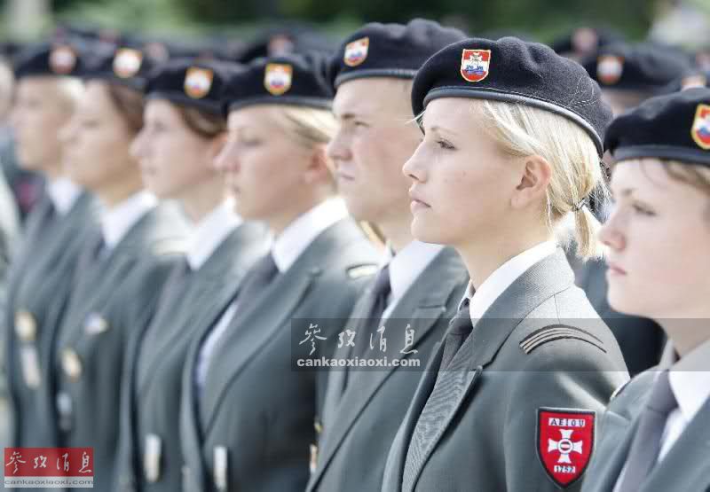 都市に座ってバラのドレスの若い幸せなオーストリア女性の写真素材・画像素材 Image 87845575
