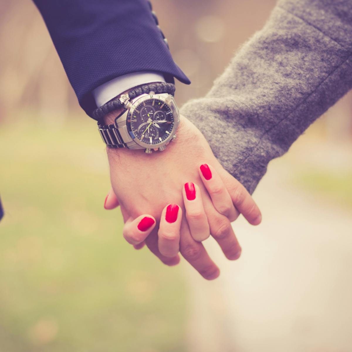 自然と手を繋ぐ7つのタイミング！効果的なテクニックとNGポイントAnny アニー