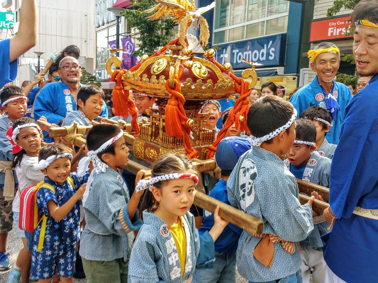 初の子供宮神輿 元気に「わっしょい」 東京・浅草の三社祭東京都 ：朝日新聞