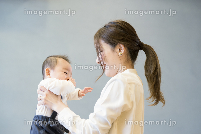 泣く赤ちゃんを抱っこするお母さんの無料イラストフリーイラスト素材集 ジャパクリップ