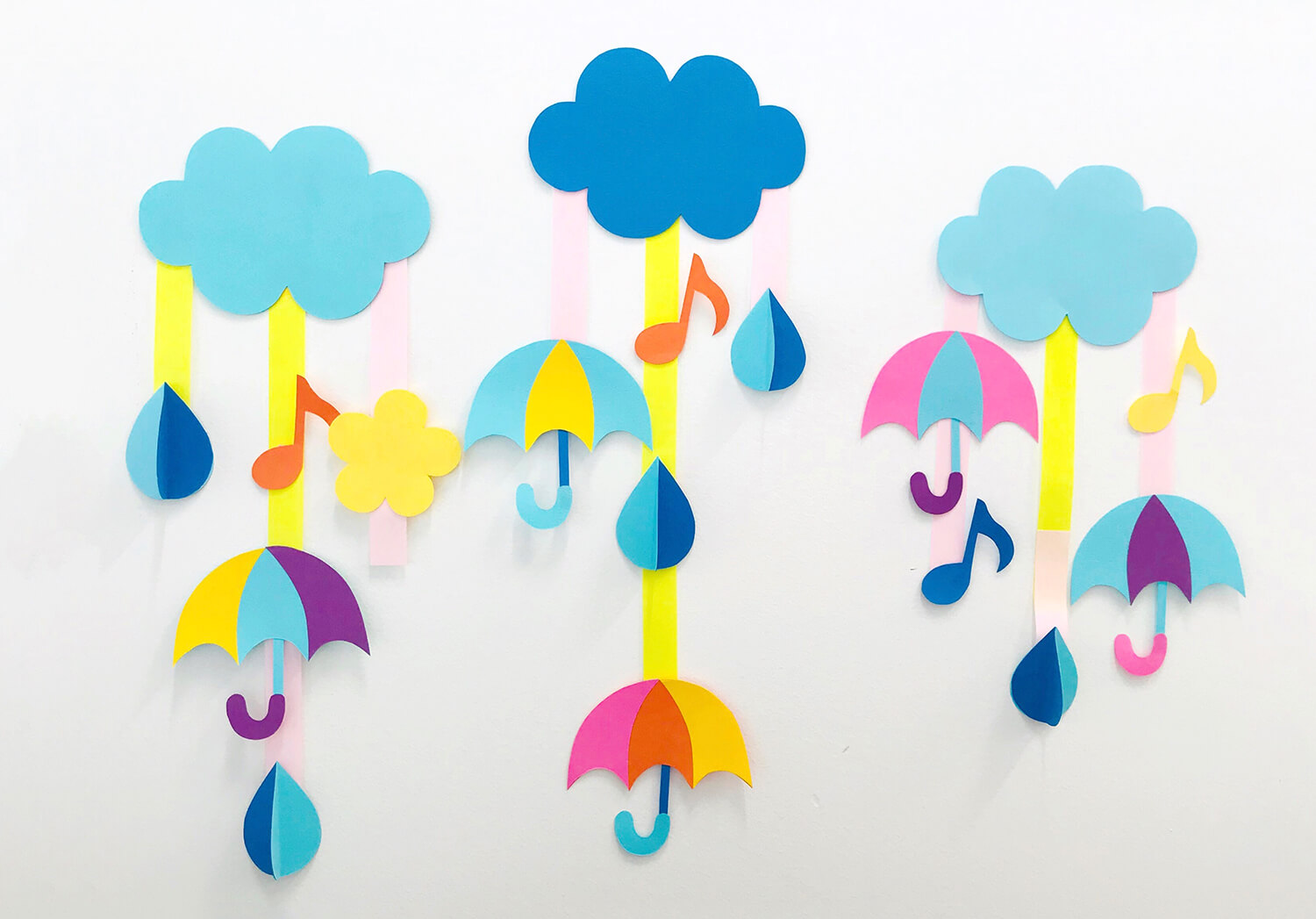 くるくるこいのぼりの吊るし飾り🎏 ※こちらは2021年度プリプリ5月号に掲載いただいた作品です うずまきに切ったダブルカラー色画用紙を吊るして、らせん状に！イラストを切り取って使うことで簡単にかわいく仕上がります。保育園 幼稚園 こどもの日こども園保育士