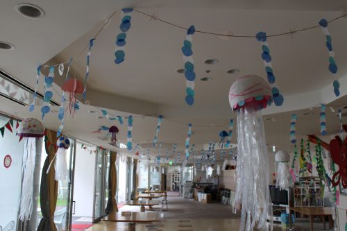 ひまわりの作品で夏仕様!うがた苑で夏祭りの飾りを制作しました! - 社会福祉法人 恒心福祉会